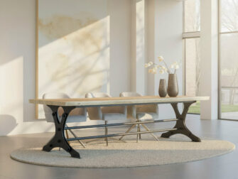 Houten eettafel met metalen basis, perfect in balans tussen stoer en elegant