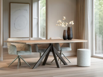 Design tafel met strak blad en opvallend sculpturaal onderstel in stalen driehoekvorm