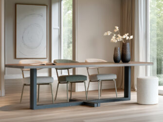 Design eettafel met strak houten blad en industrieel geïnspireerd onderstel in U-vorm