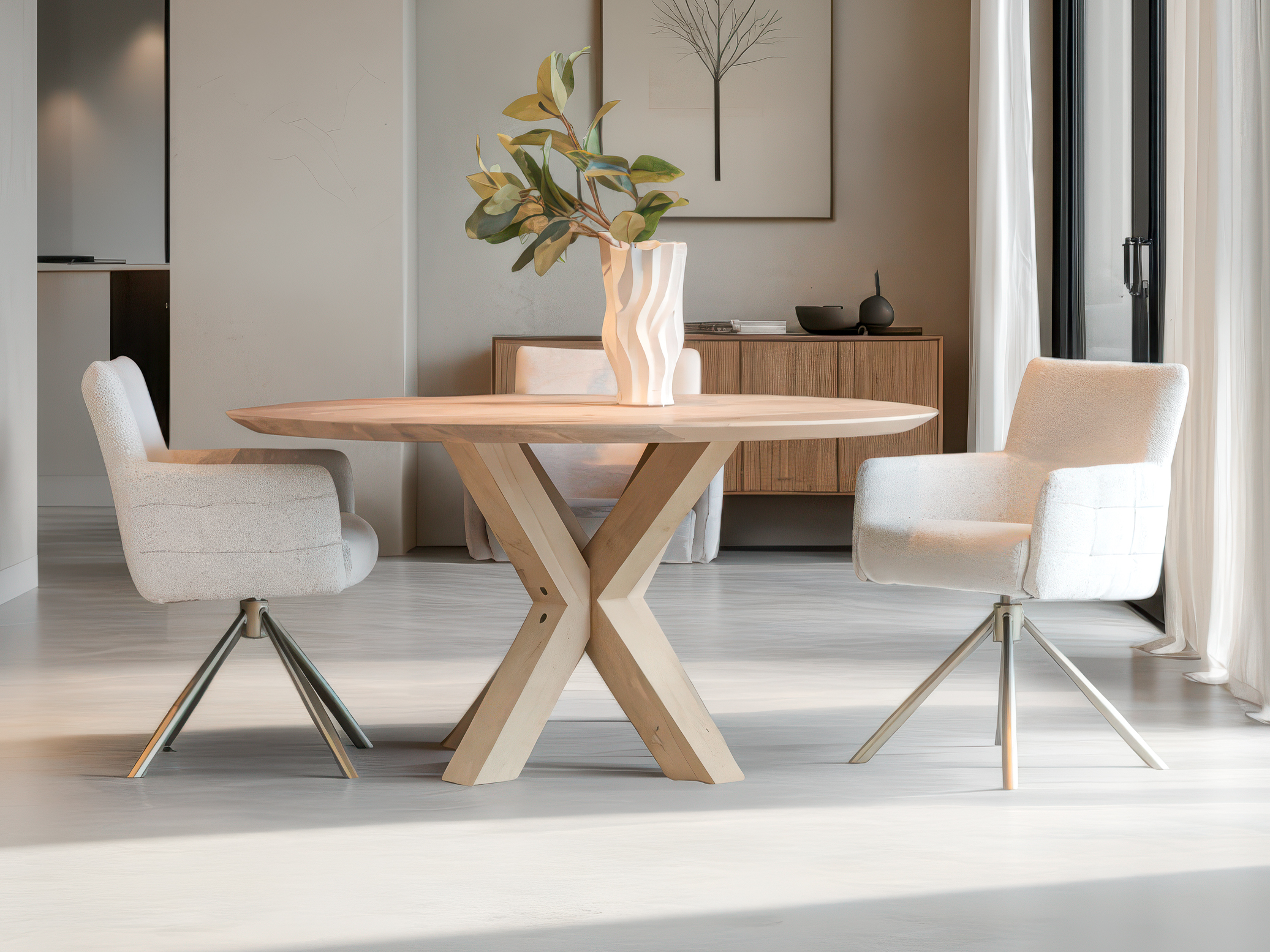 Design tafel met rond blad en stevig houten kruispootonderstel