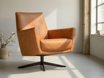 Minimalistische fauteuil in cognackleurige stof op metalen draaivoet