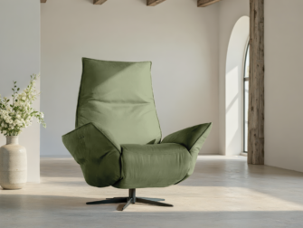 Rustgevende relaxfauteuil in mosgroen met royale zitting en verstelbare rug