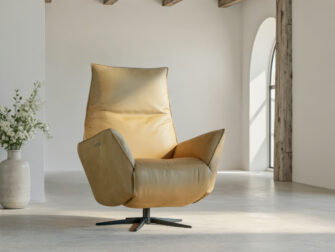 Okergele relaxfauteuil met stijlvolle belijning en functionele rugleuning