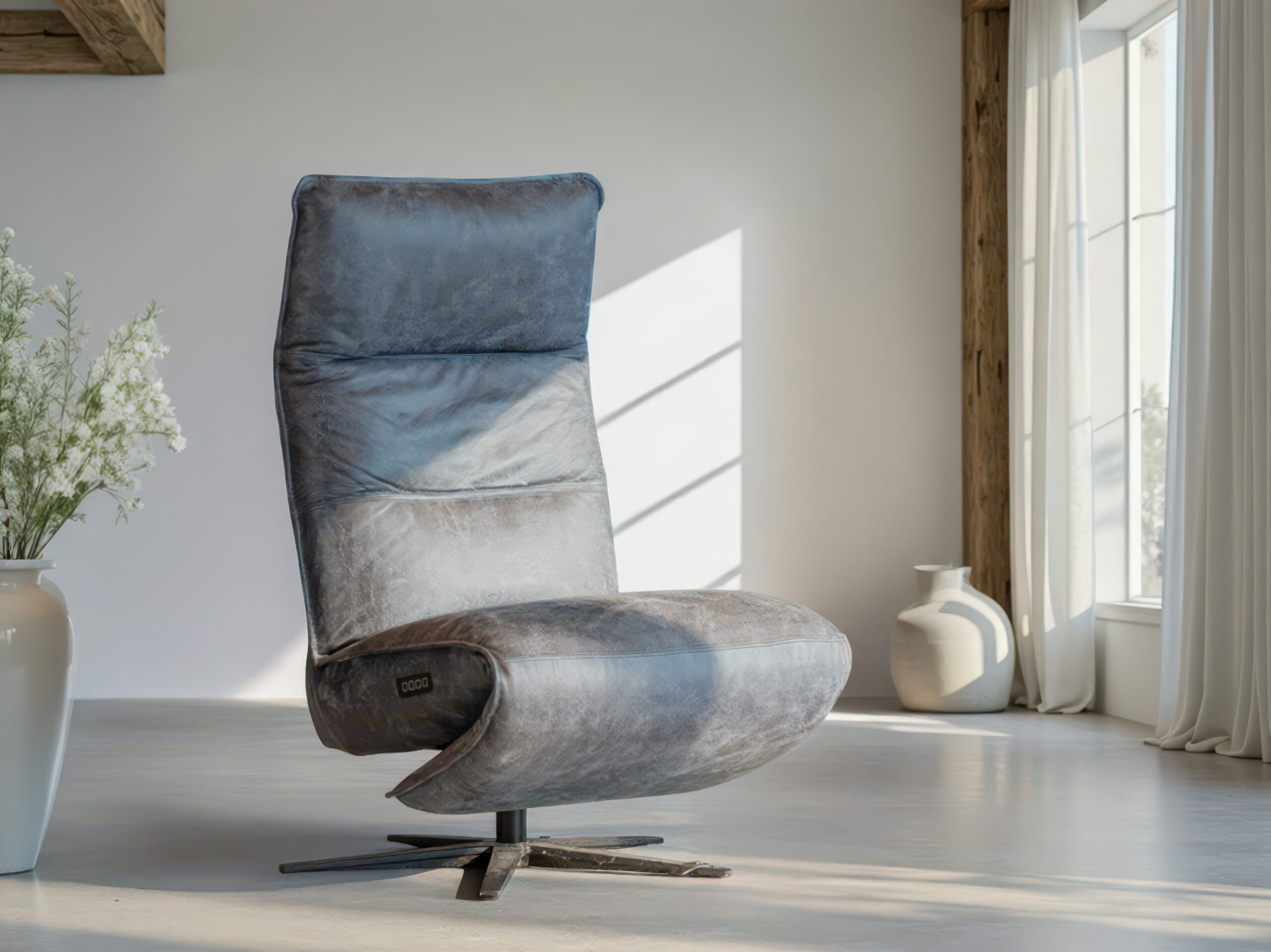 Strakke relaxstoel in blauw leer met modern draaibaar onderstel
