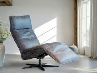 Fauteuil met ligfunctie in warme denim tint en elegant draaibaar voetkruis