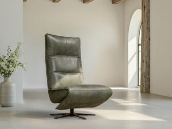 Relaxfauteuil in mosgroen leer met royale zitting en verstelbare rug