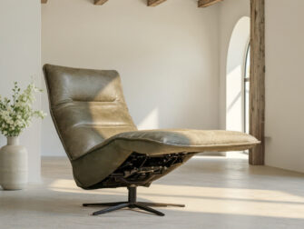 Donker groene relaxstoel met opengeklapt ligmechanisme en draaibare stervoet