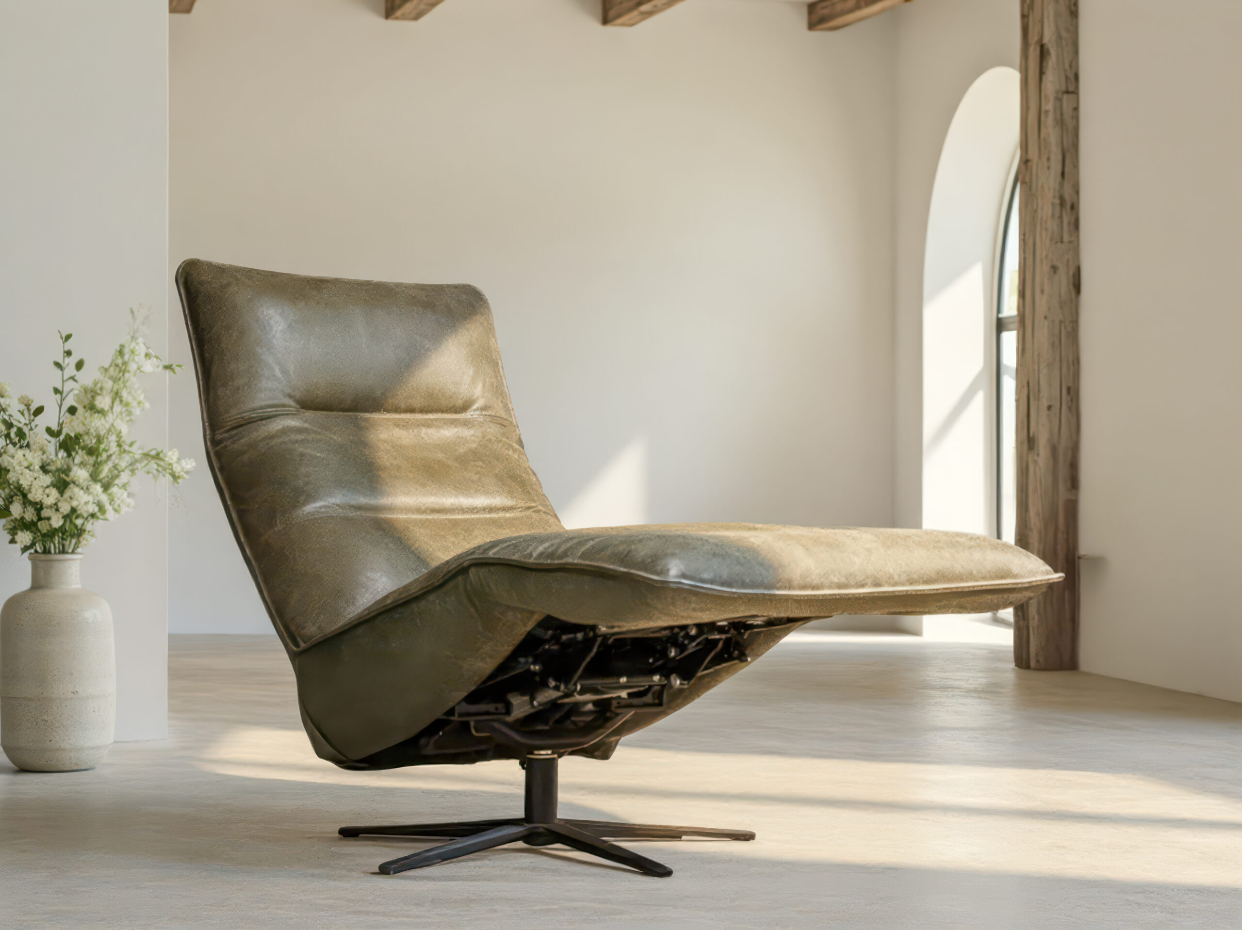 Donker groene relaxstoel met opengeklapt ligmechanisme en draaibare stervoet