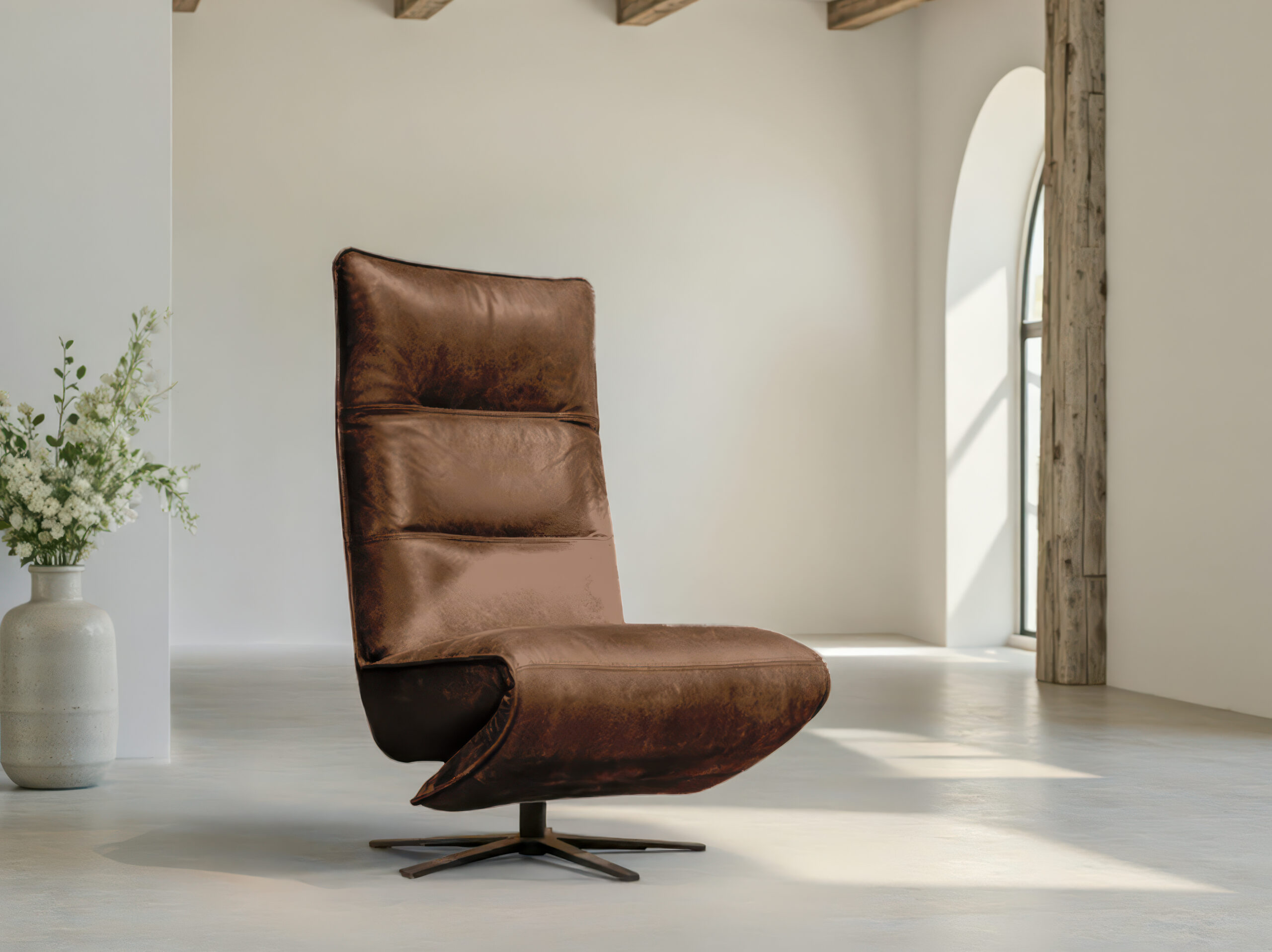 Fauteuil met ligfunctie in warme bruintint en elegant draaibaar voetkruis