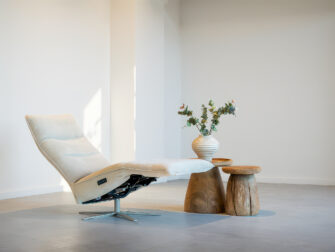 relax fauteuil in zachte beige stof met gekleurd frame