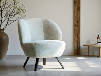 Lichte fauteuil in zachte bekleding met afgeronde vormen
