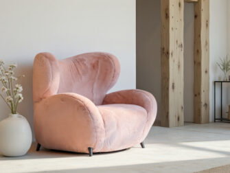 Roze fauteuil met afgerond design en extra lage rugleuning