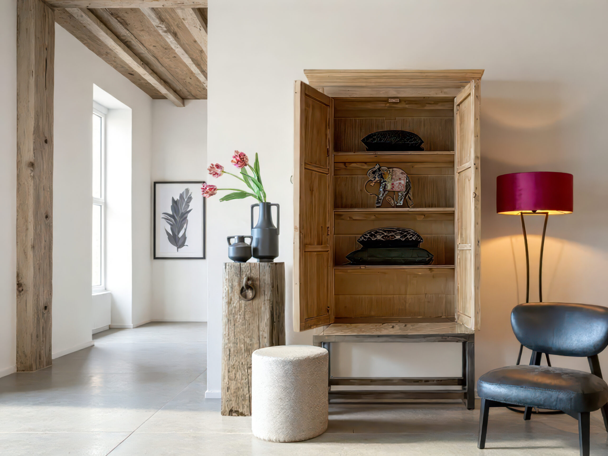 Hoge houten kast met brede deur, chinees hout