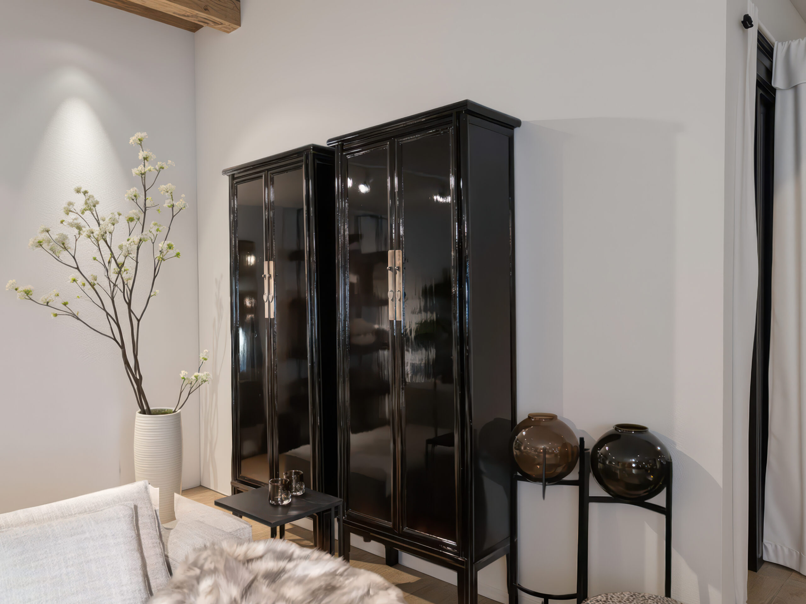 hoge vitrinekasten van oud Chinees hout met een glanzende afwerking en elegante deuren