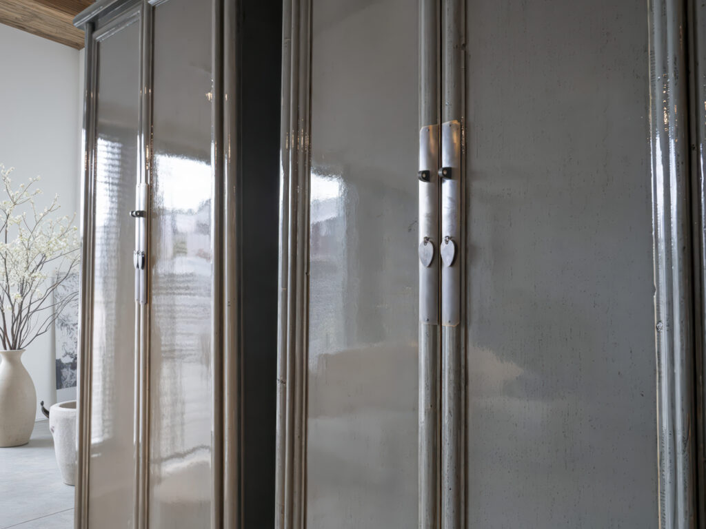 Slanke vitrinekasten van gerecycled Chinees hout met glanzend oppervlak en verfijnde uitstraling