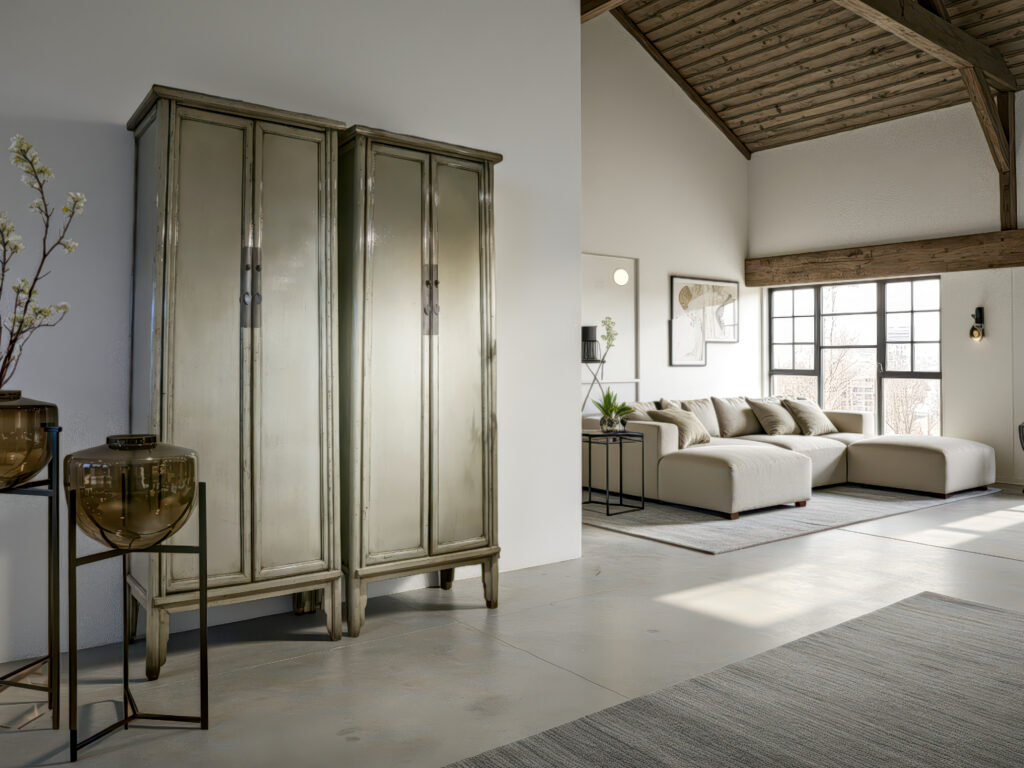 Traditionele Chinese houten kasten met een verfijnde hoogglans afwerking en subtiele details