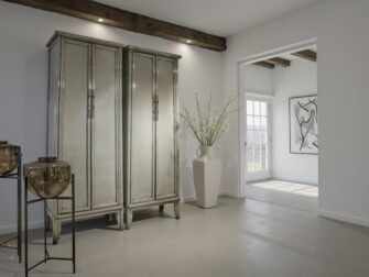 Vintage geïnspireerde vitrinekasten van oud Chinees hout, voorzien van glanzende panelen en metalen grepen