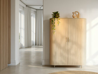 Subtiel ontworpen kast met afgeronde hoeken, combineert esthetiek met praktische opbergruimte