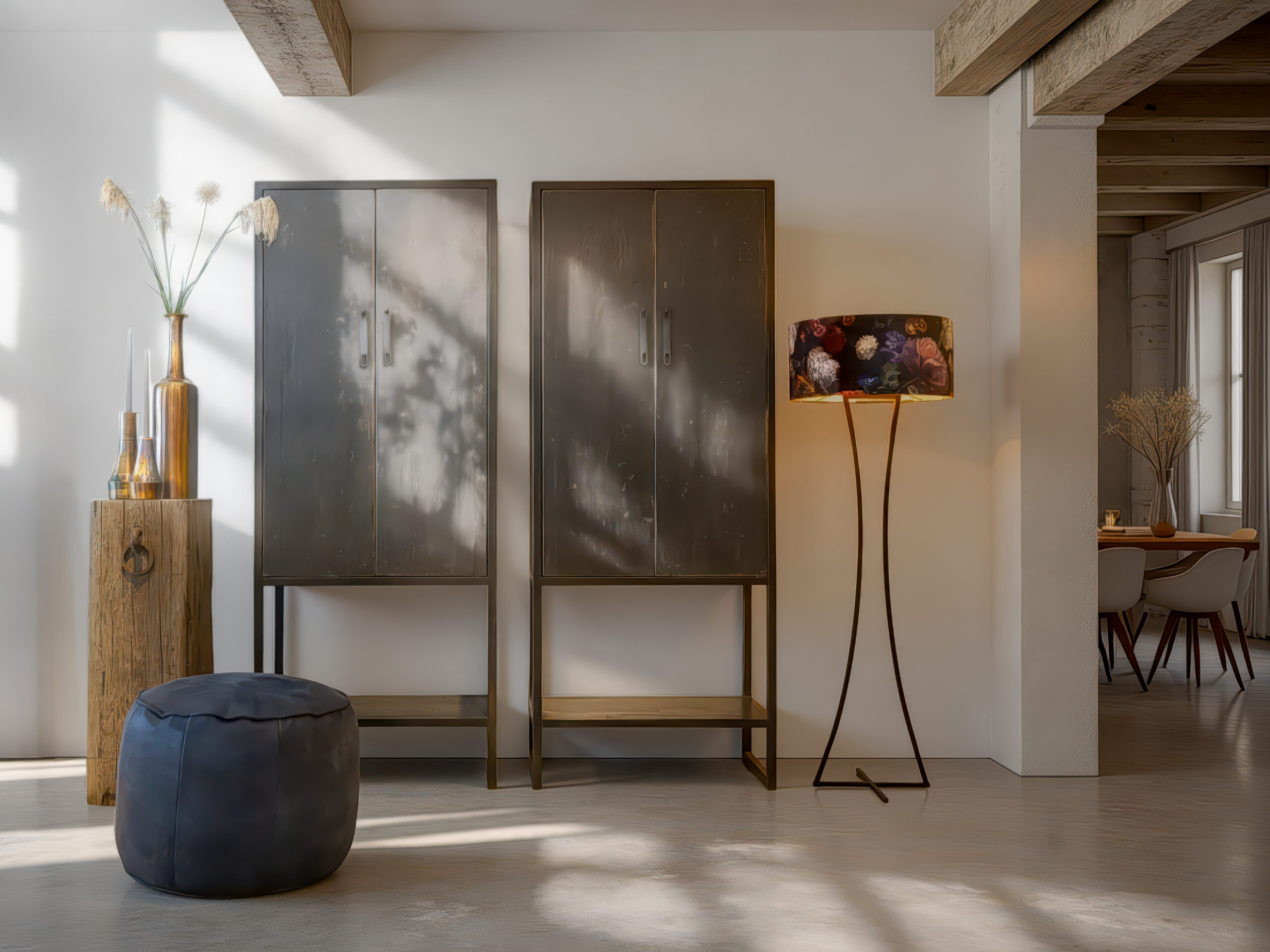 vintage-look kasten met old black patina, strakke lijnen en praktische opbergruimte in een warme woonruimte