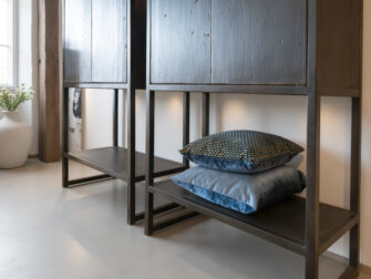 Industriële houten kasten met donkere afwerking en metalen onderstel, ideaal voor een modern of landelijk interieur