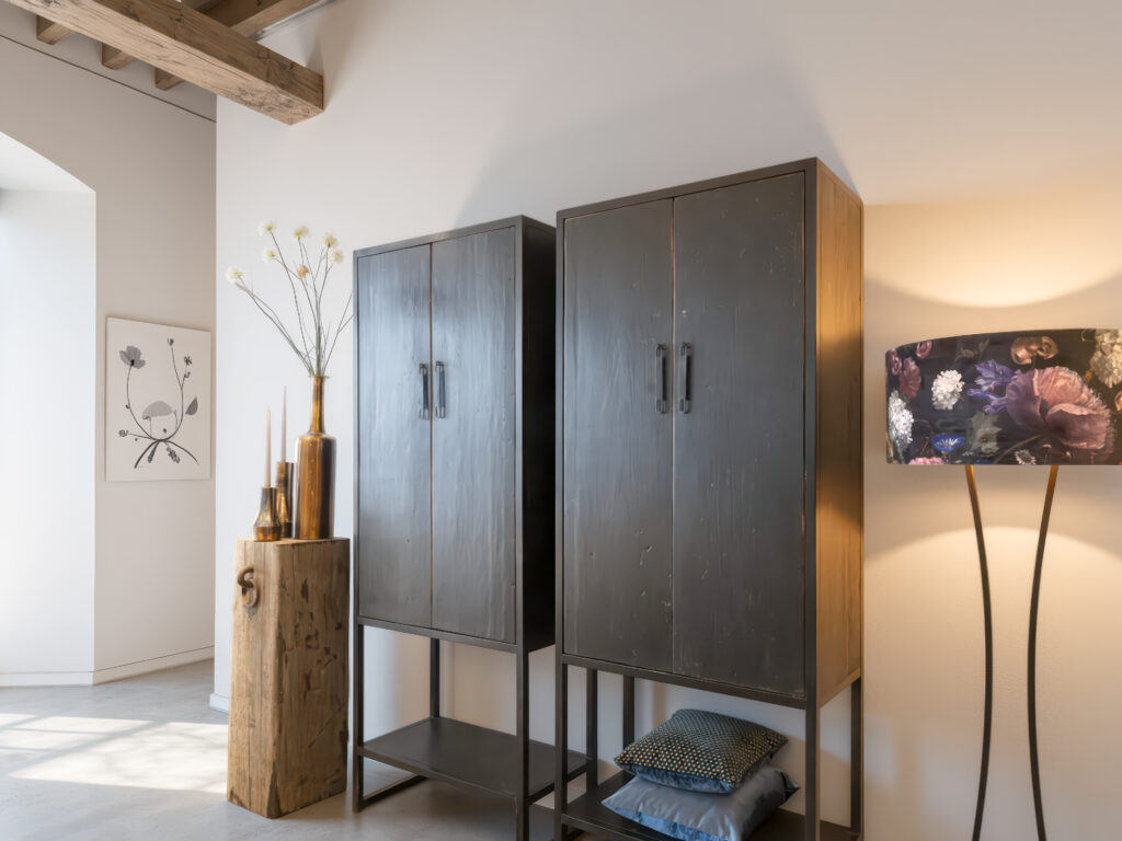 Hoge bergkasten met dubbele deuren en een open onderplank, afgewerkt in mat zwart hout