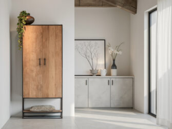 Slanke wandkast van teakhout, ideaal voor smalle ruimtes met stijl