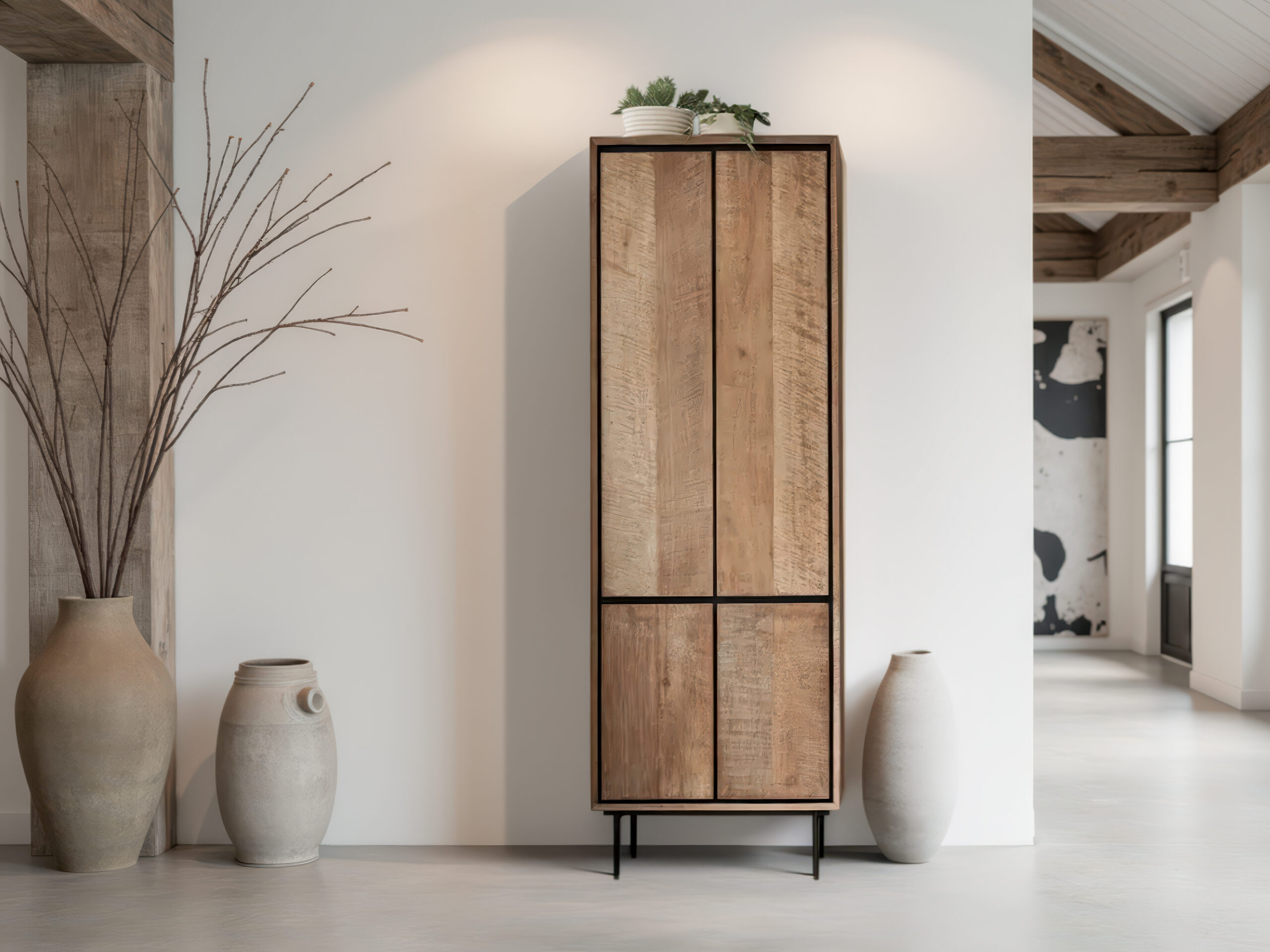 Hoge opbergkast met minimalistisch ontwerp en verticale houten panelen