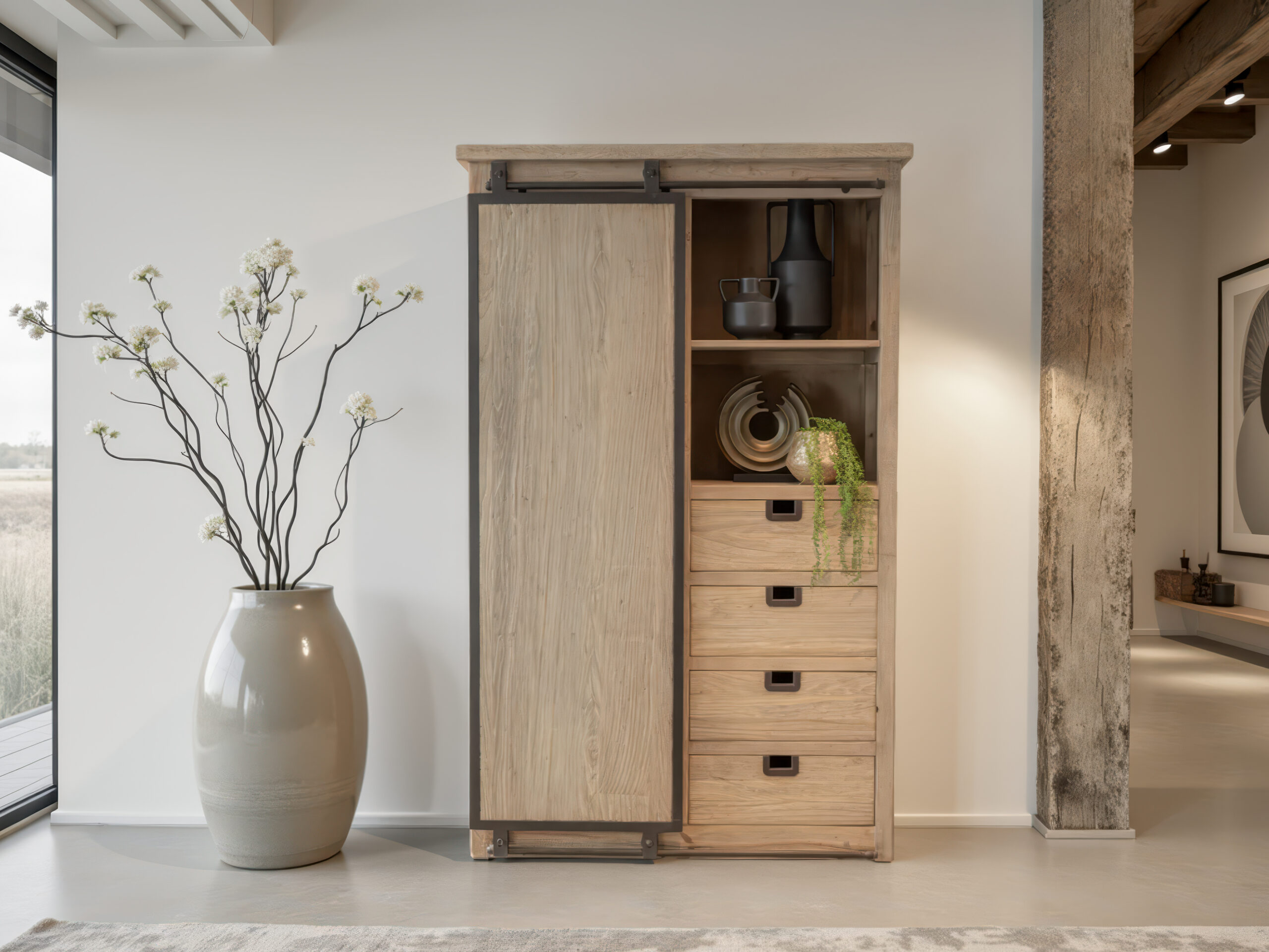 Robuuste kast met natuurlijke houtstructuur en decoratieve schuifdeur