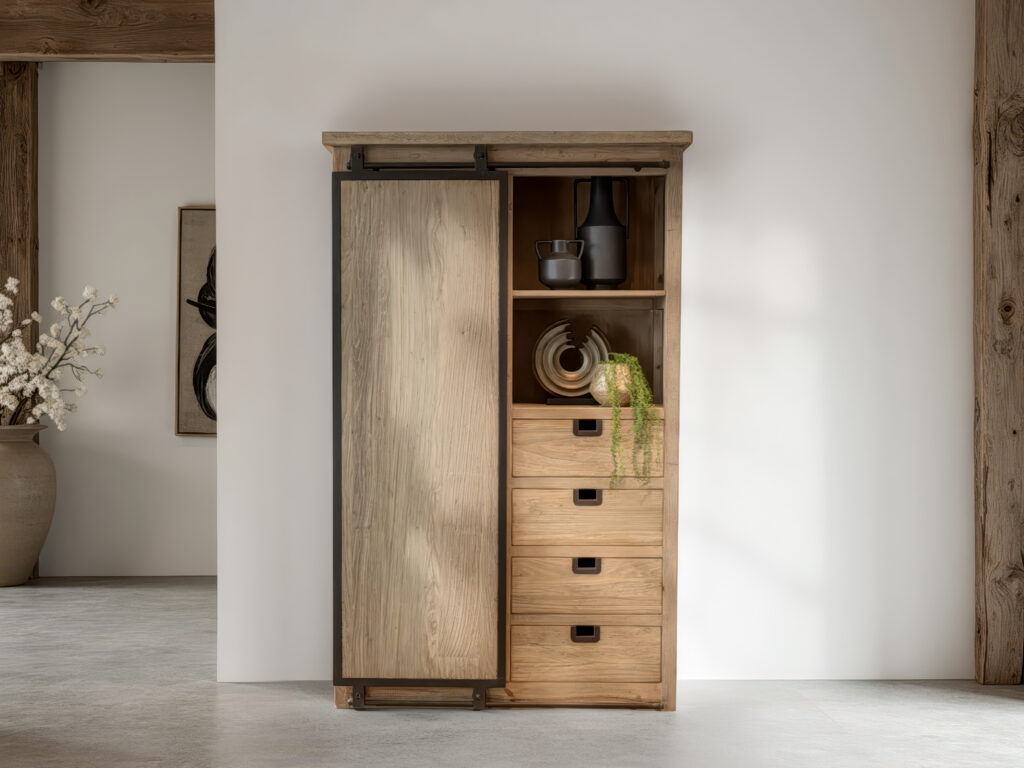 Landelijke kast met praktische indeling en karakteristieke houtnerf