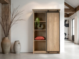 Robuuste opbergkast met open schappen en zwarte schuifdeur op rails