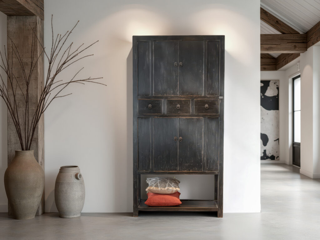 Vintage opbergkast met dubbele deuren, drie lades en een decoratief open vak onderaan