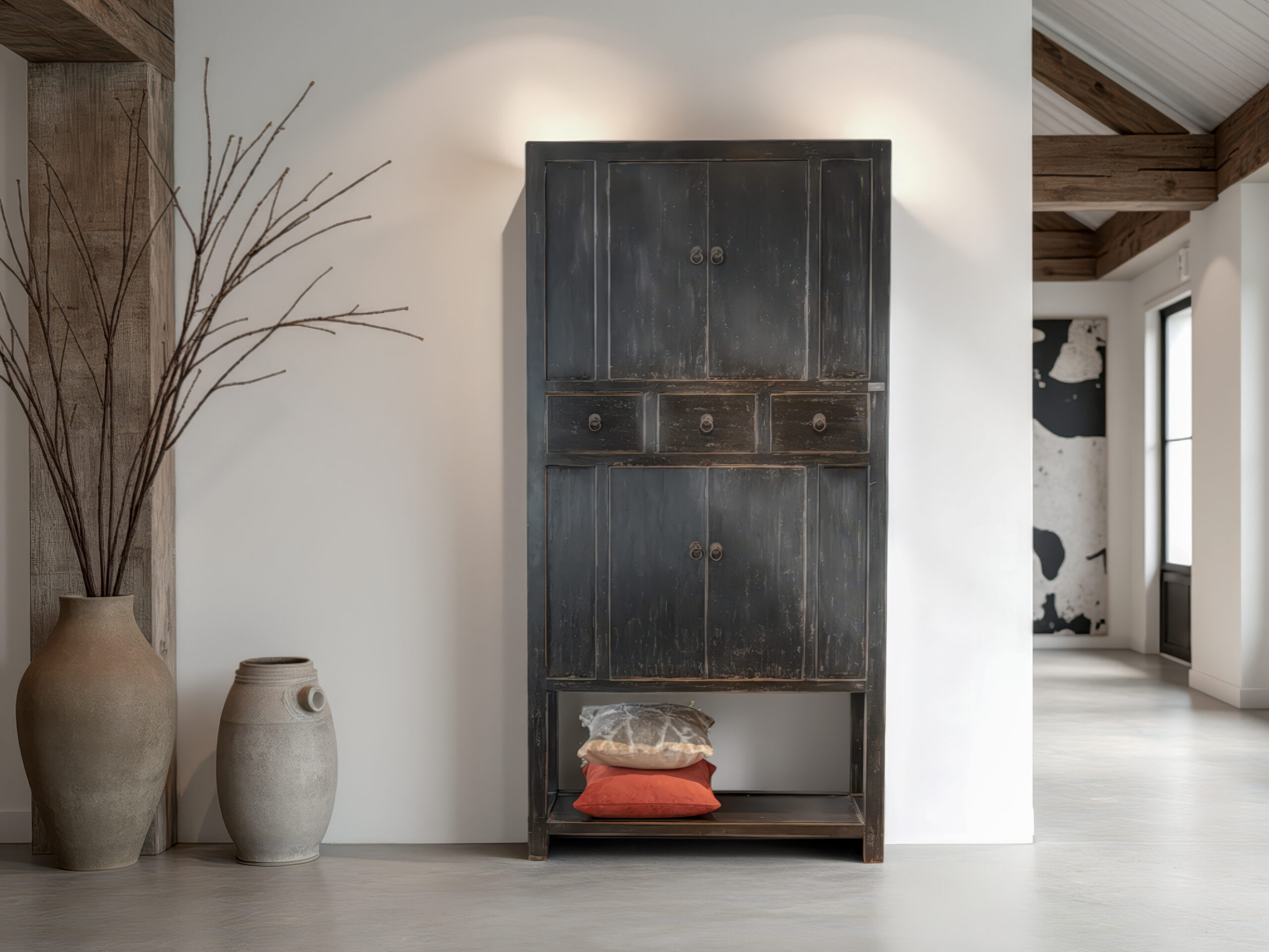 Vintage opbergkast met dubbele deuren, drie lades en een decoratief open vak onderaan