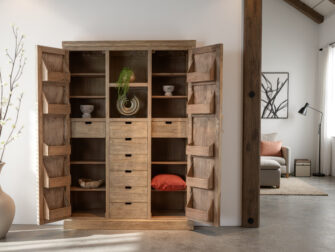 Stoere kast van oud Chinees hout met naturel afwerking en centraal geplaatste open vakken en lades