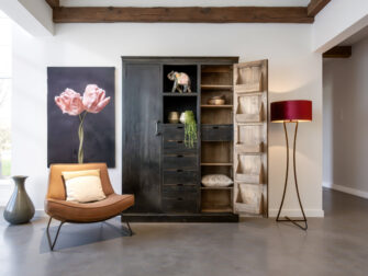 kast van oud hout met elegante open vakken en zes lades, perfect voor een industrieel of vintage interieur