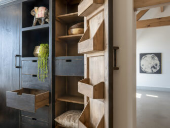 Uniek kast in zwarte antieklook, vervaardigd uit gerecycled Chinees hout met karaktervolle details