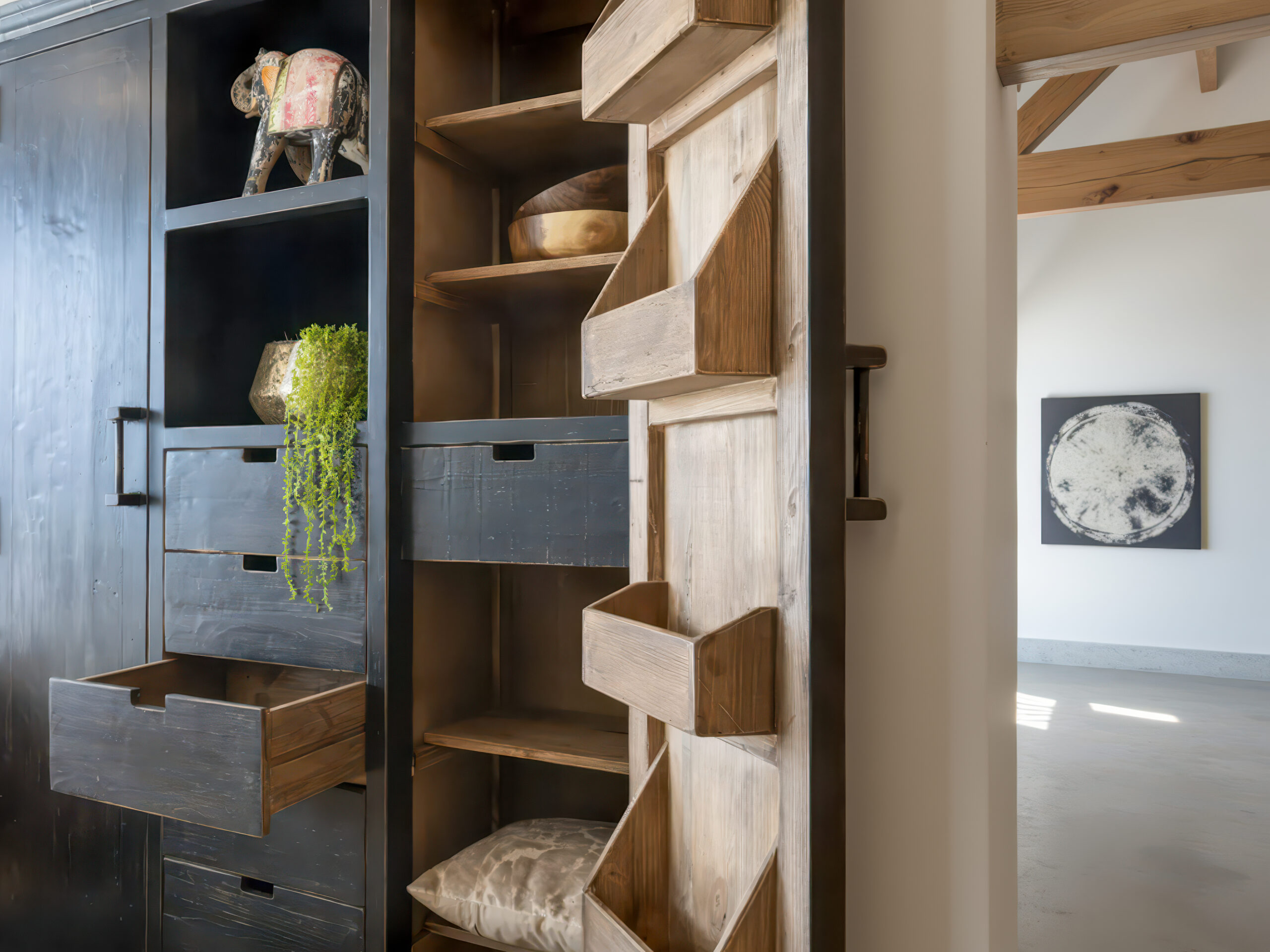 Uniek kast in zwarte antieklook, vervaardigd uit gerecycled Chinees hout met karaktervolle details