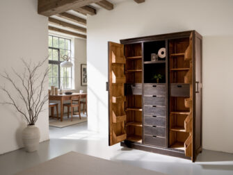 Authentiek Chinees houten kast met robuuste uitstraling en praktische opbergruimte