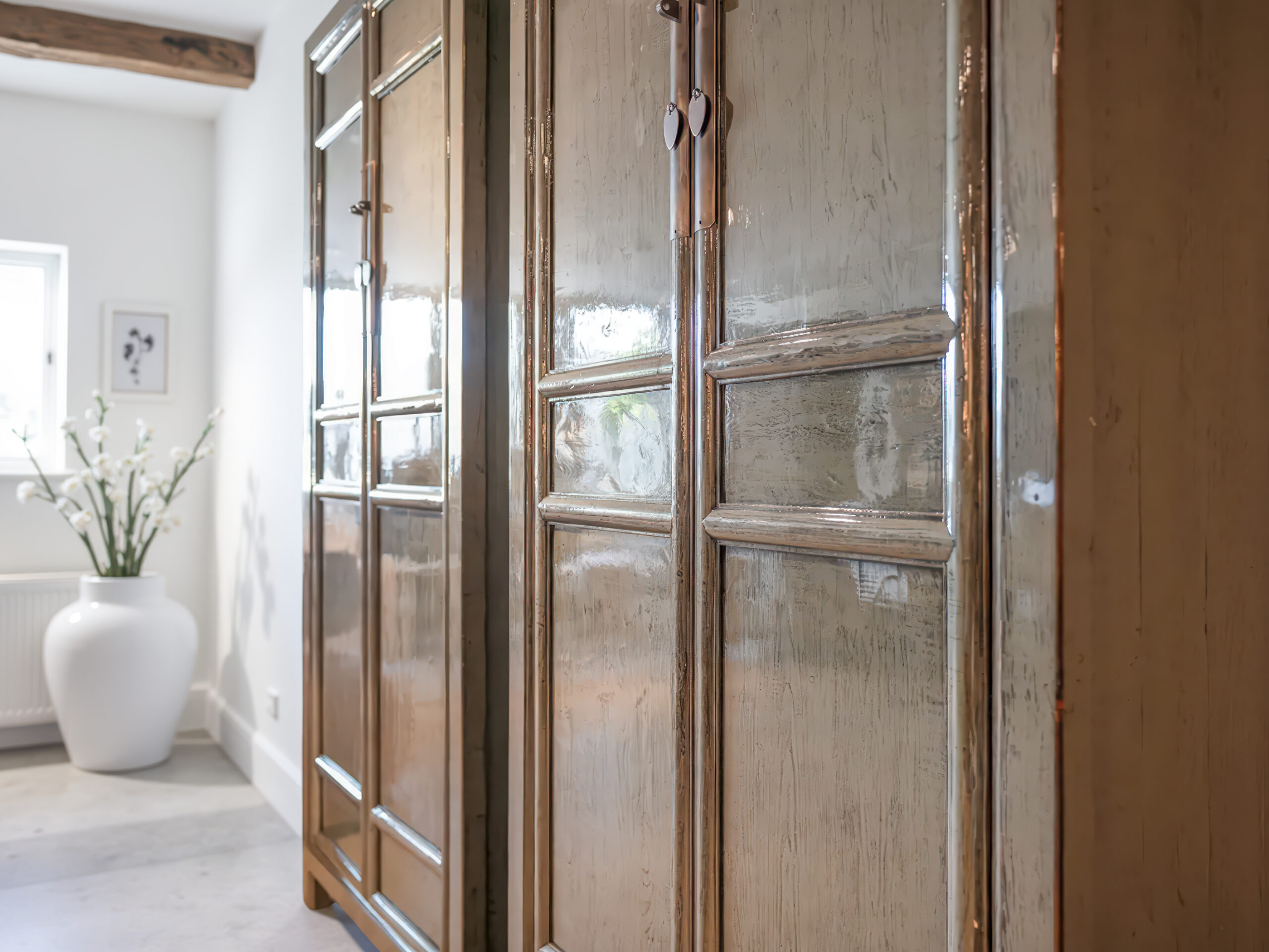 Hoge houten kast met dubbele deuren en glanzende afwerking