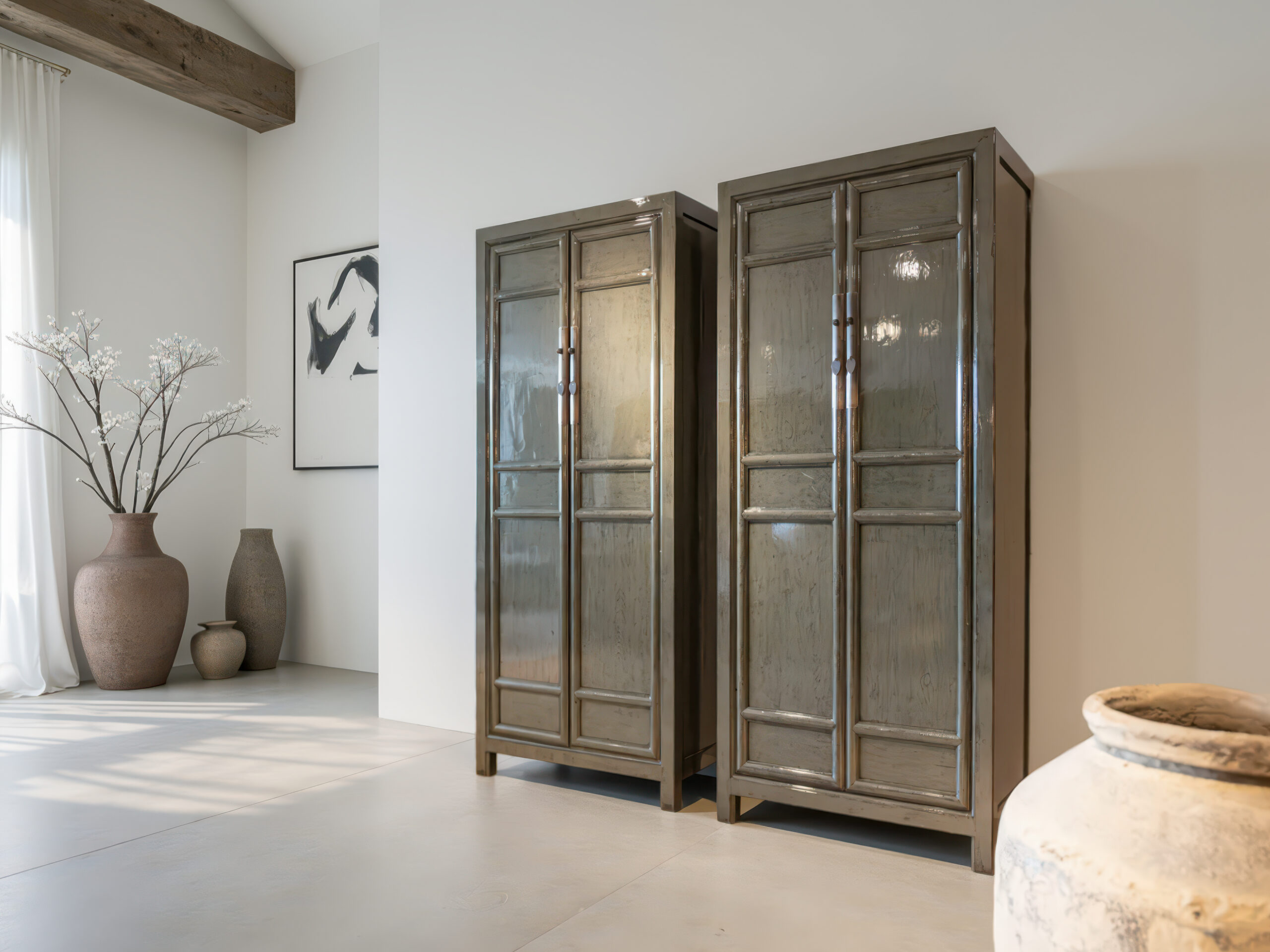 Klassieke vitrinekast met een strak en symmetrisch paneelontwerp