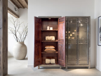 Opbergkast met vier deuren en een subtiel reliëf in het houtwerk