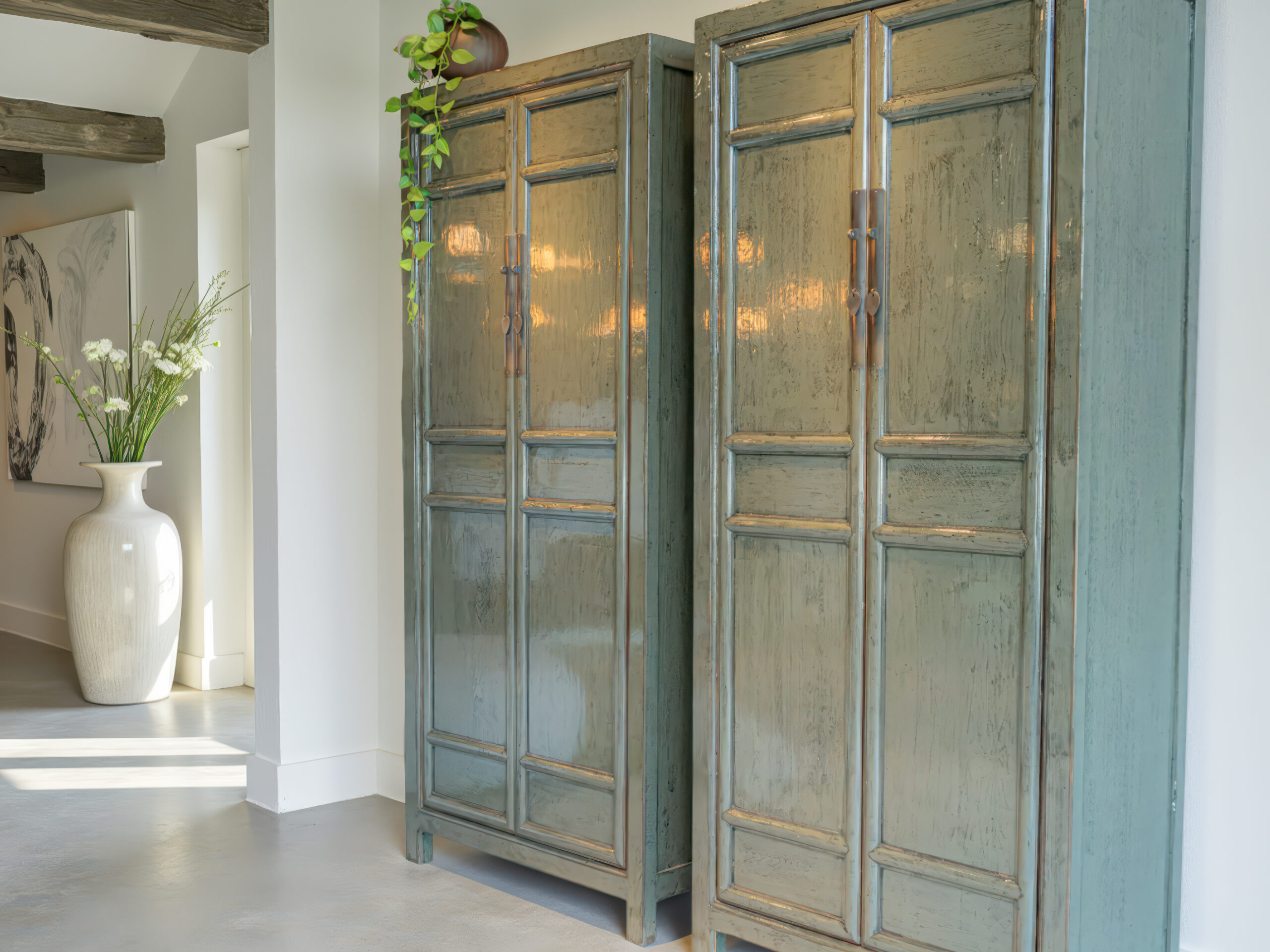 Stijlvolle kast met een robuust frame en elegante afwerking