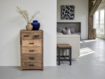 Stoer en sfeervol meubel van hergebruikt hout met robuuste afwerking