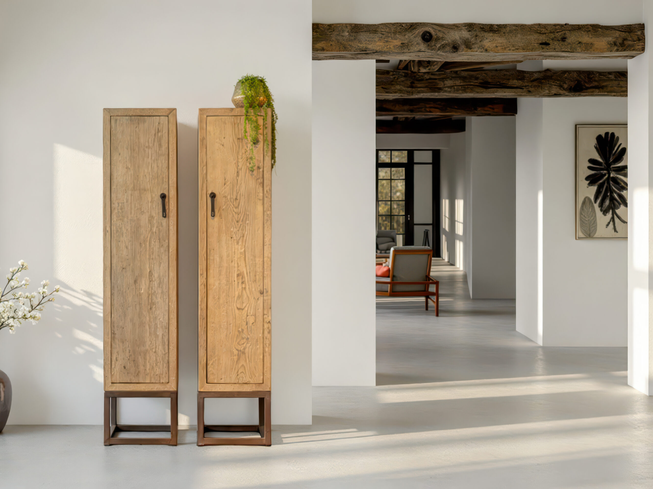 Moderne locker kast met strakke belijning in naturel tint