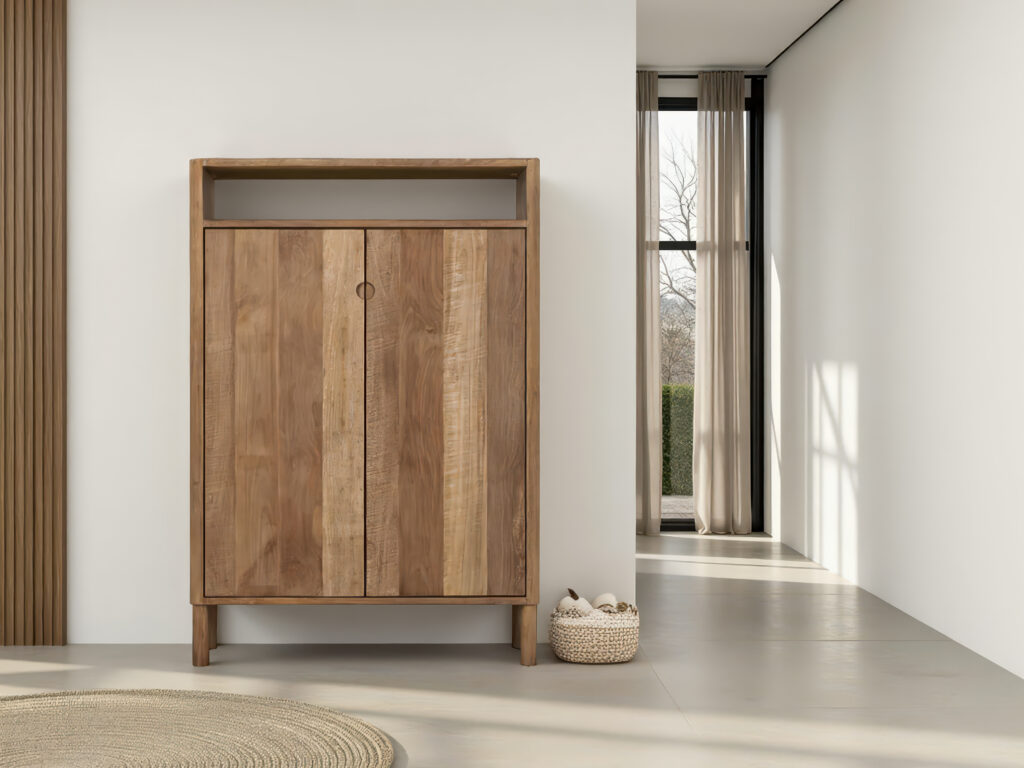 Stijlvolle smalle kast van massief hout met tijdloze uitstraling