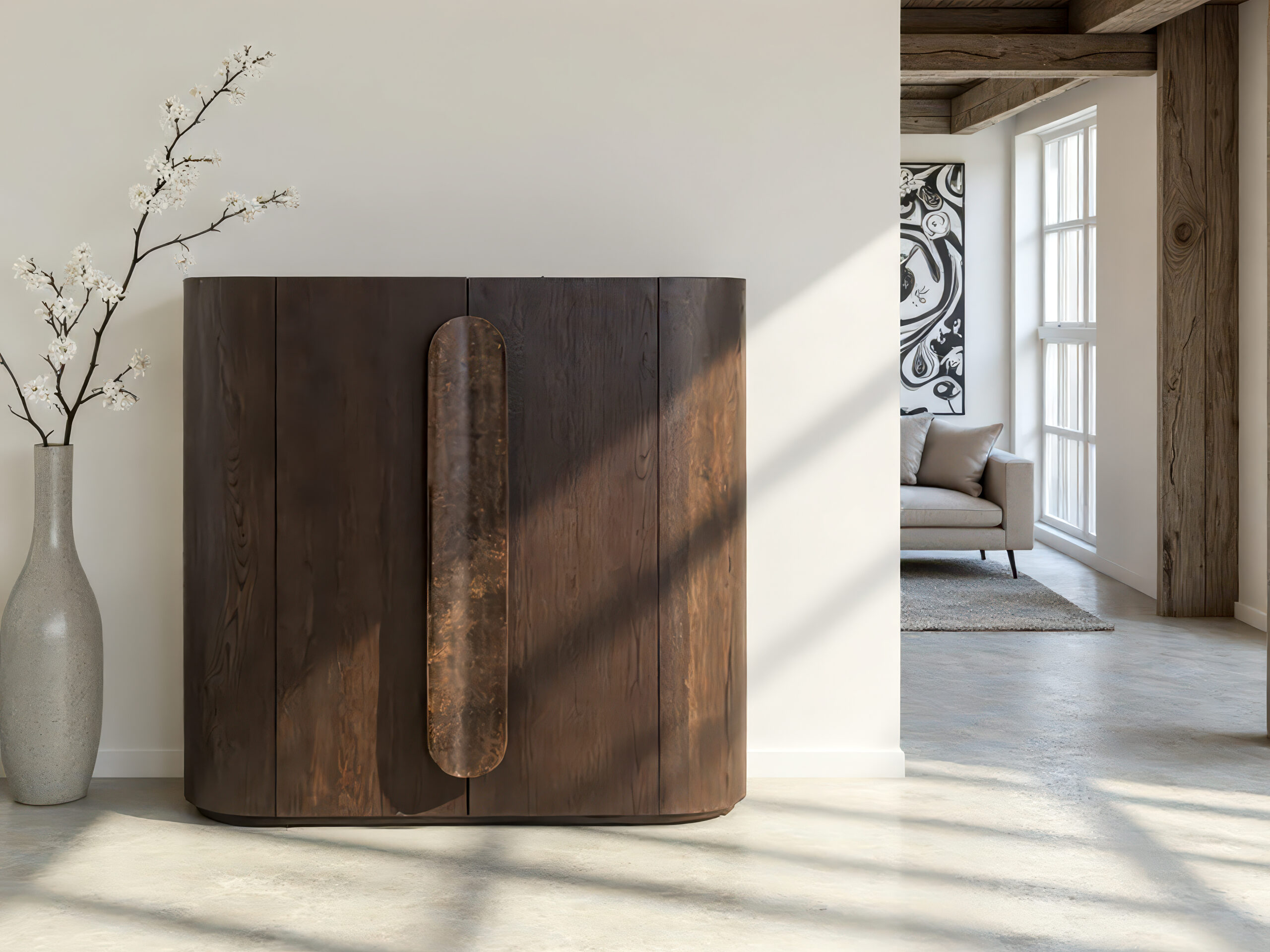 Donkerbruine opbergkast van eikenfineer met afgeronde vormen en verticale greep in modern interieur