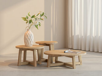 Set ronde salontafels van licht eikenhout met speelse ronde vorm