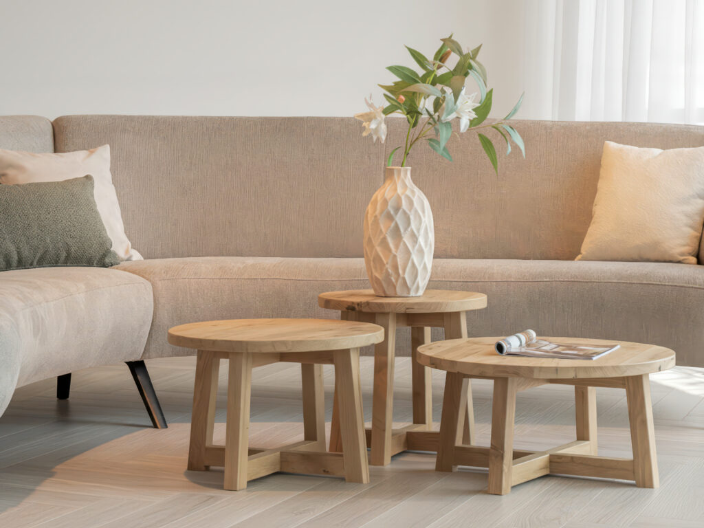 Houten salontafelset met drie ronde tafels, natuurlijke uitstraling en warme sfeer