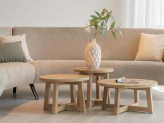 Houten salontafelset met drie ronde tafels, natuurlijke uitstraling en warme sfeer