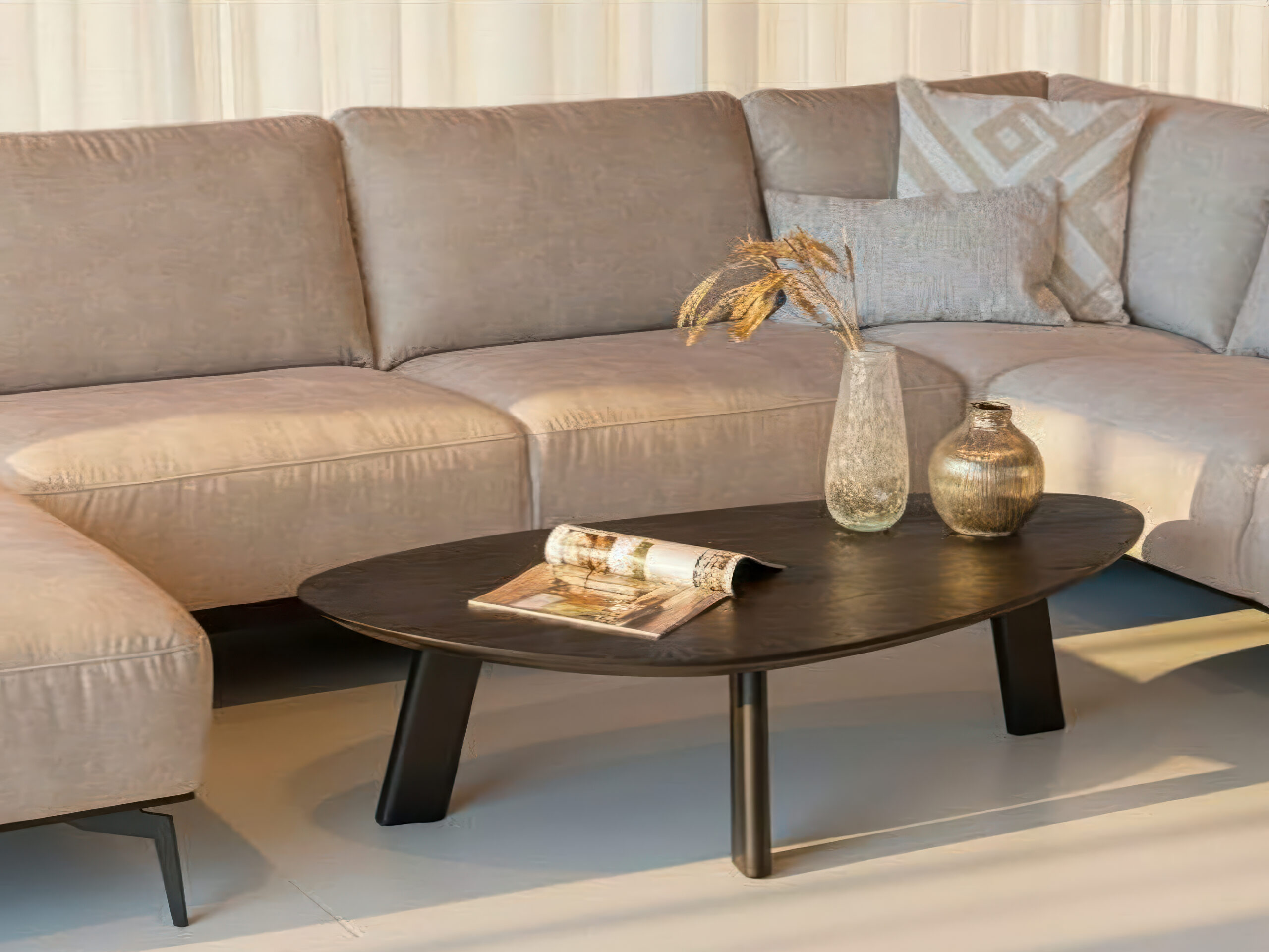 salontafel met organische kiezelvorm en zwarte houten poten