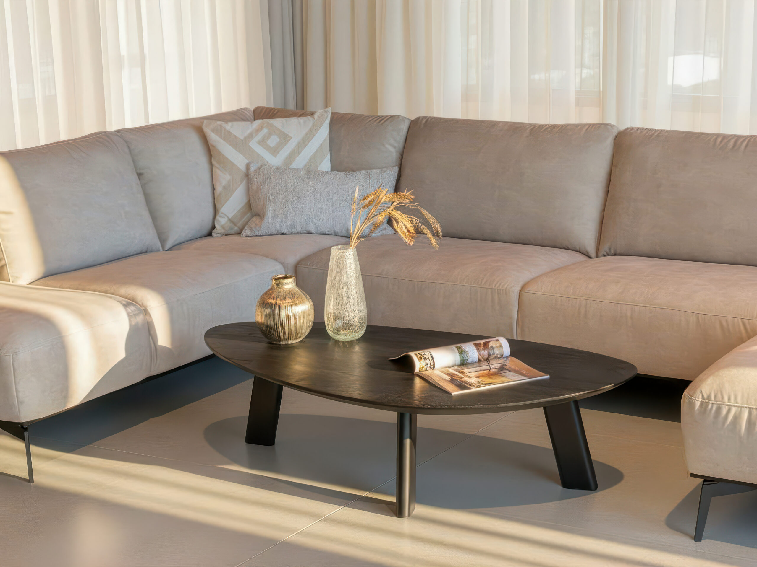 Organische kiezel salontafel in donkerbruin hout